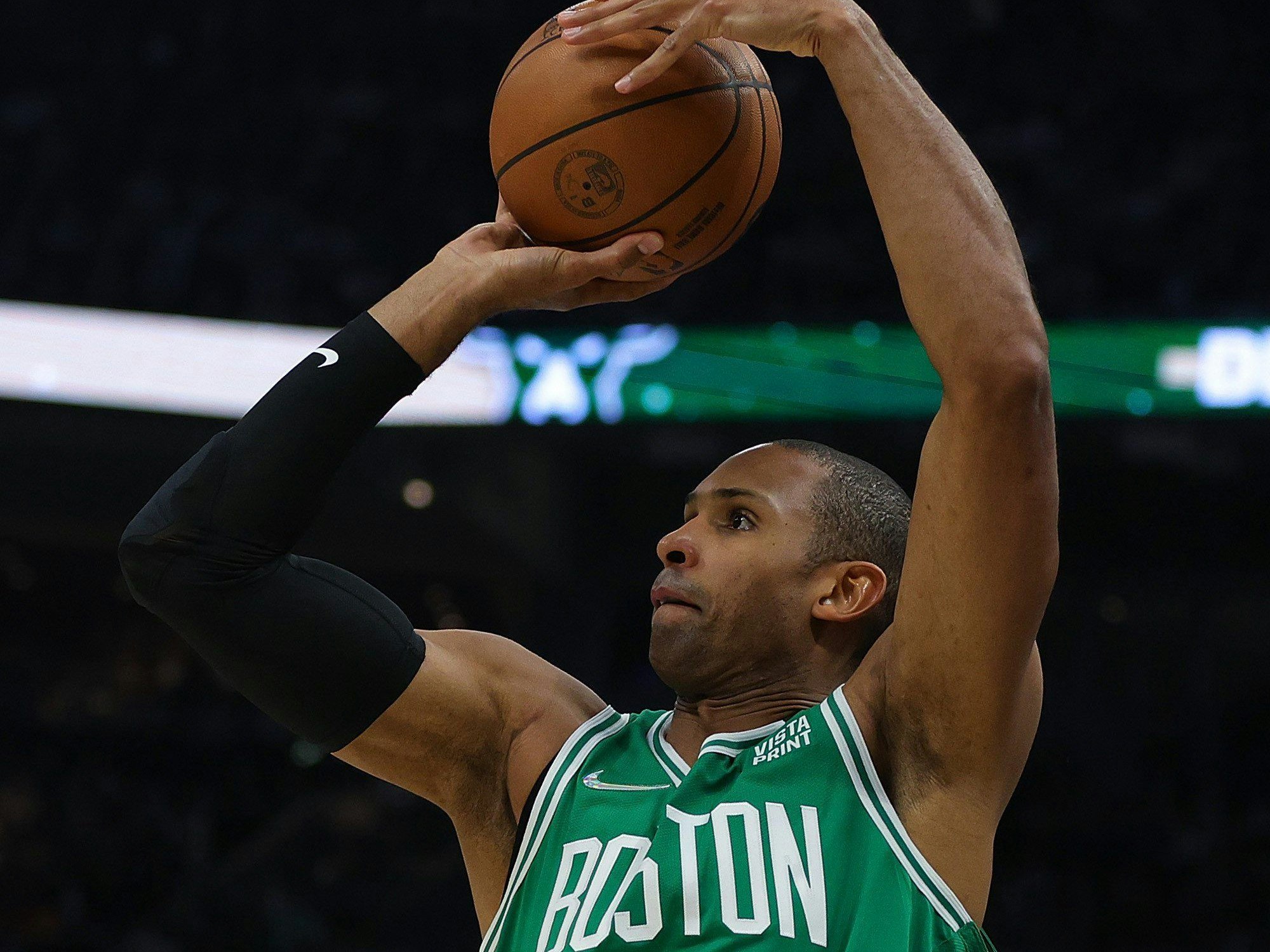 Basketballspieler Al Horford mit einem Ball in der Hand.