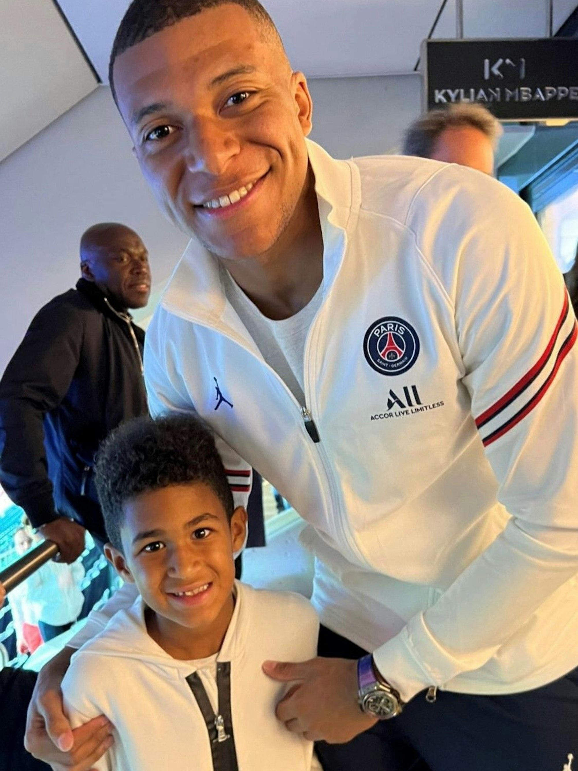 Anthony Modestes Sohn Brooklyn grinst mit Kylian Mbappé in die Kamera.