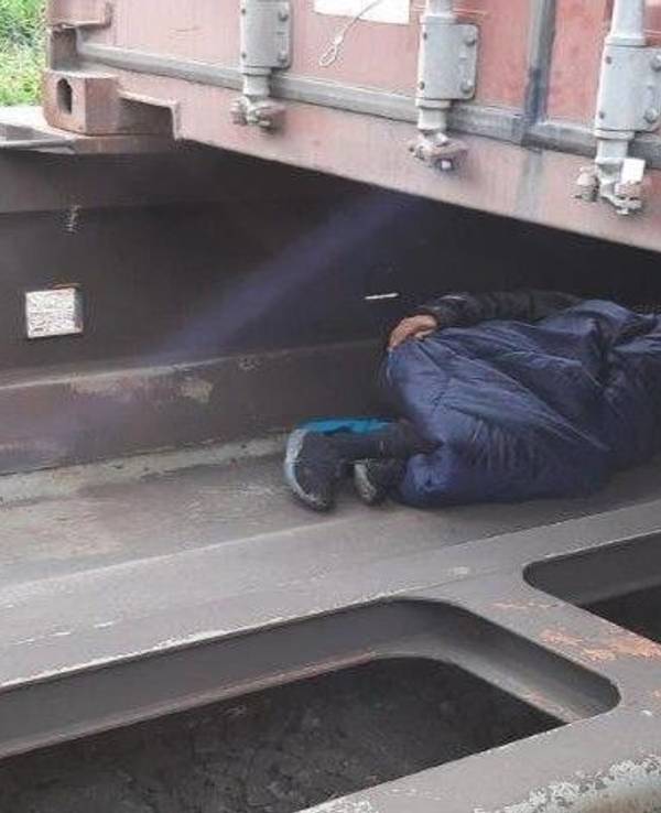 Mann wird schlafend unter Güterzug gefunden.