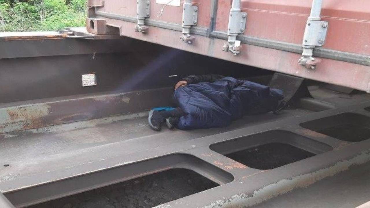 Mann wird schlafend unter Güterzug gefunden.