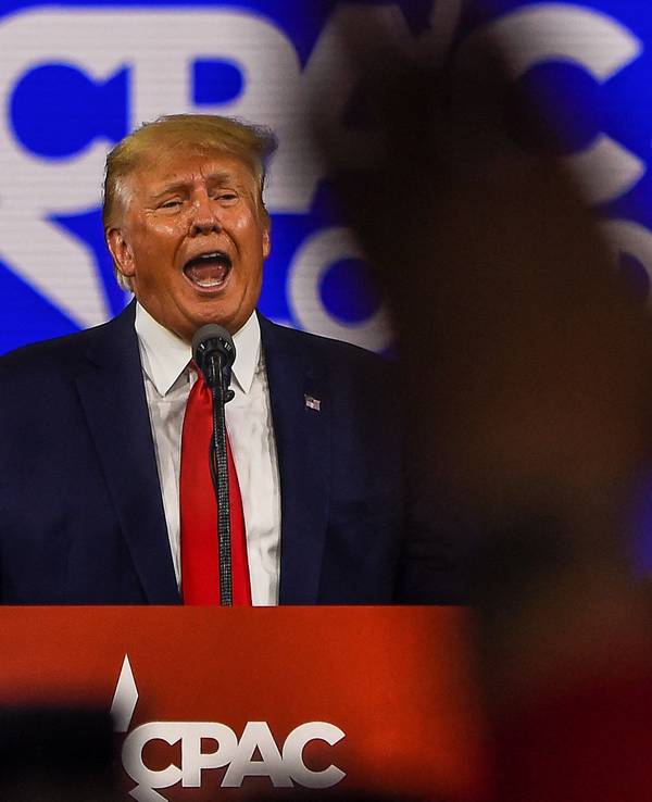 Donal Trump spricht mit ausgebreiteten Armen an einem Rednerpult in Florida.