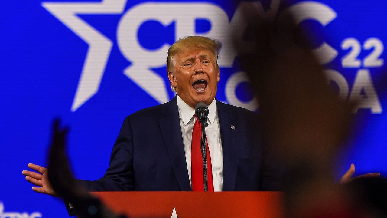 Donal Trump spricht mit ausgebreiteten Armen an einem Rednerpult in Florida.