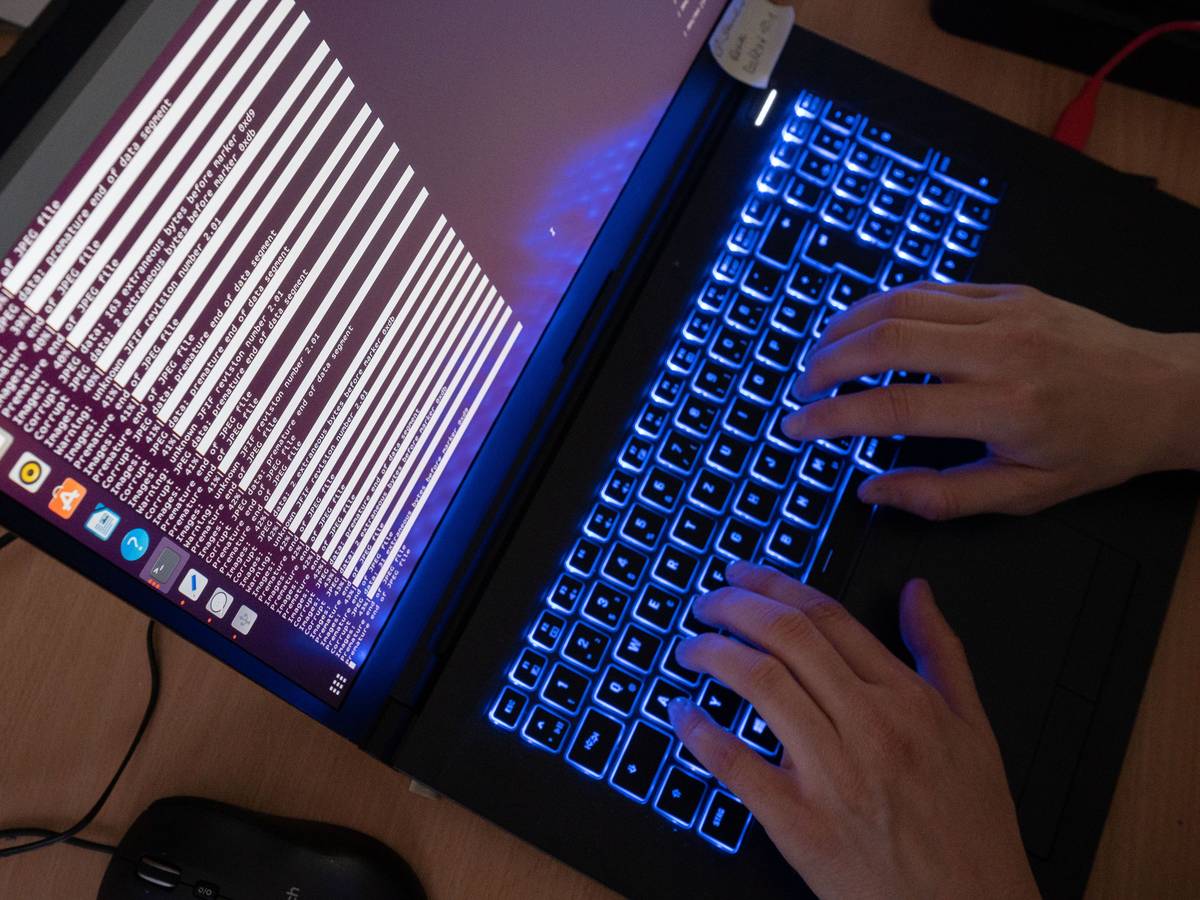 Eine KI-Wissenschaftlerin arbeitet an Computerbildschirmen.