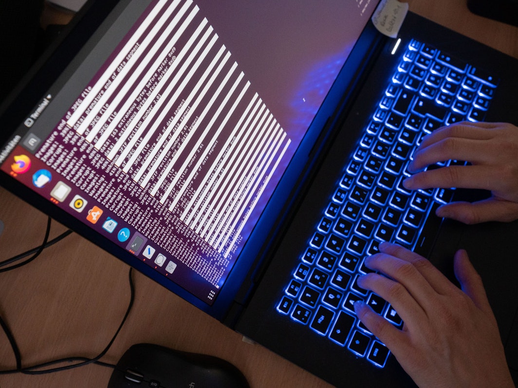 Eine KI-Wissenschaftlerin arbeitet an Computerbildschirmen.