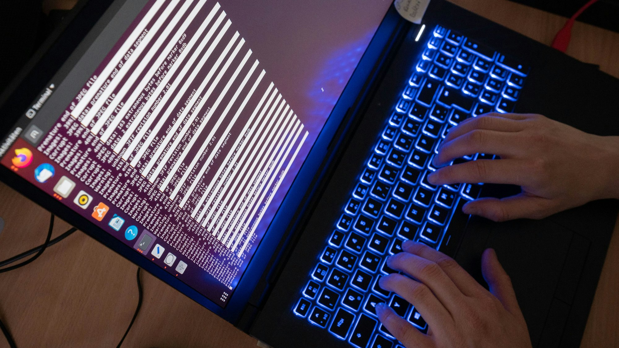 Eine KI-Wissenschaftlerin arbeitet an Computerbildschirmen.