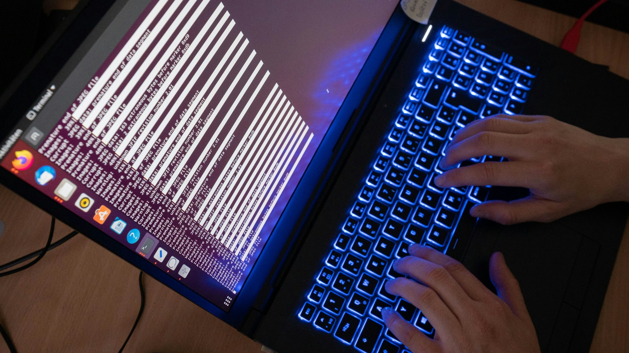 Eine KI-Wissenschaftlerin arbeitet an Computerbildschirmen.