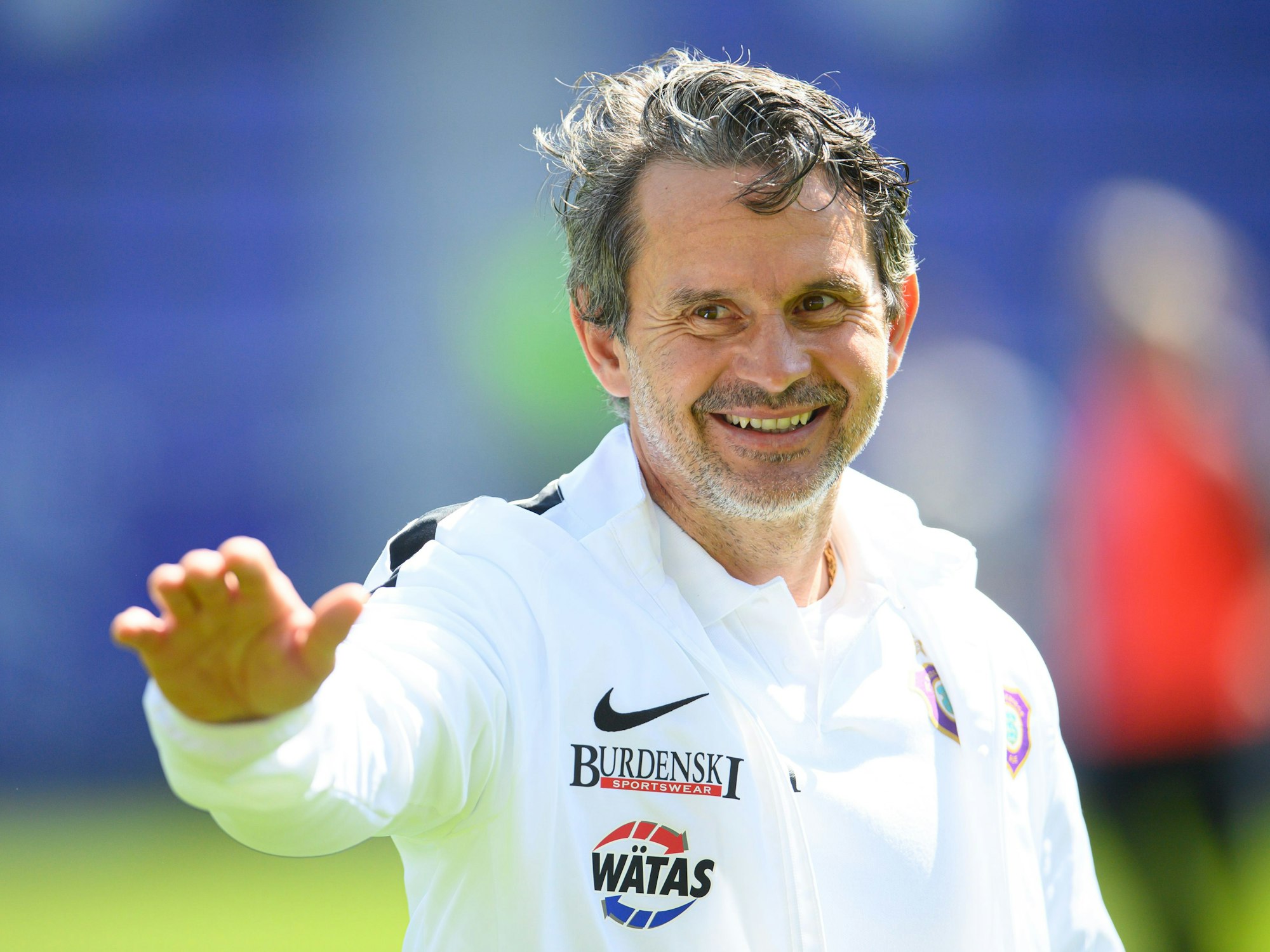 Dirk Schuster gestikuliert bei einem Spiel der 2. Bundesliga mit ausgestrecktem Arm