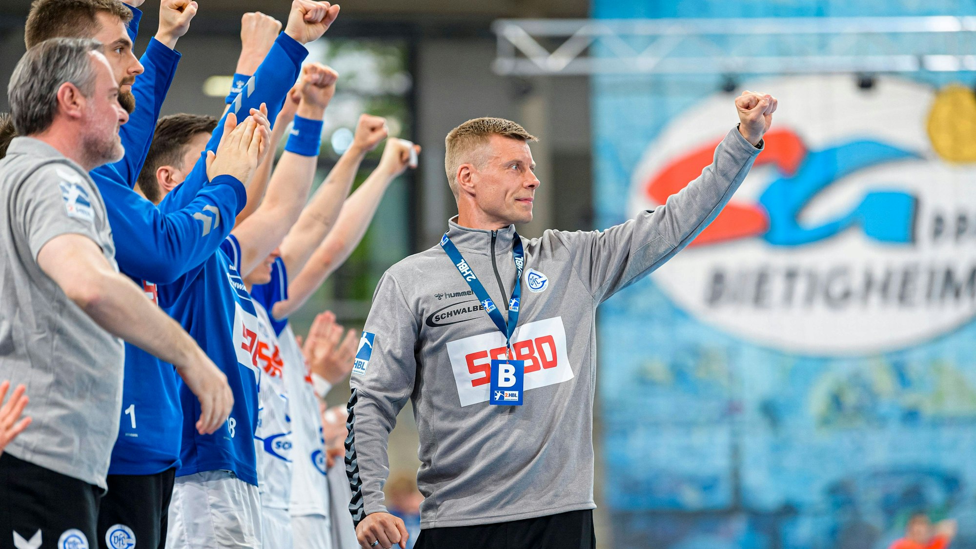 Gummersbach-Trainer Gudjon Valur Sigurdsson ballt die Faust.
