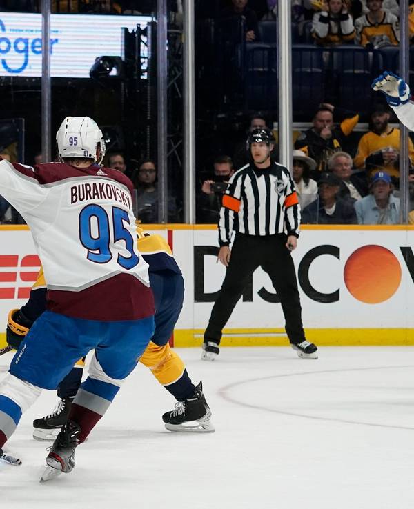 Andre Burakovsky feiert ein Tor von Valeri Nichushkin gegen die Nashville Predators während des dritten Drittels. Die Colorado Avalanche gewannen mit 5:3 und entschieden die Serie mit 4:0 für sich.