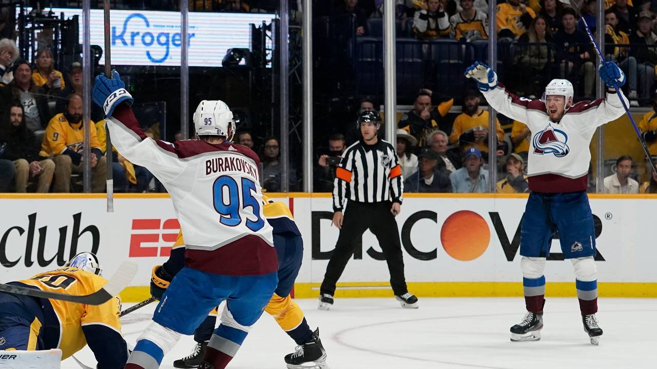 Andre Burakovsky feiert ein Tor von Valeri Nichushkin gegen die Nashville Predators während des dritten Drittels. Die Colorado Avalanche gewannen mit 5:3 und entschieden die Serie mit 4:0 für sich.
