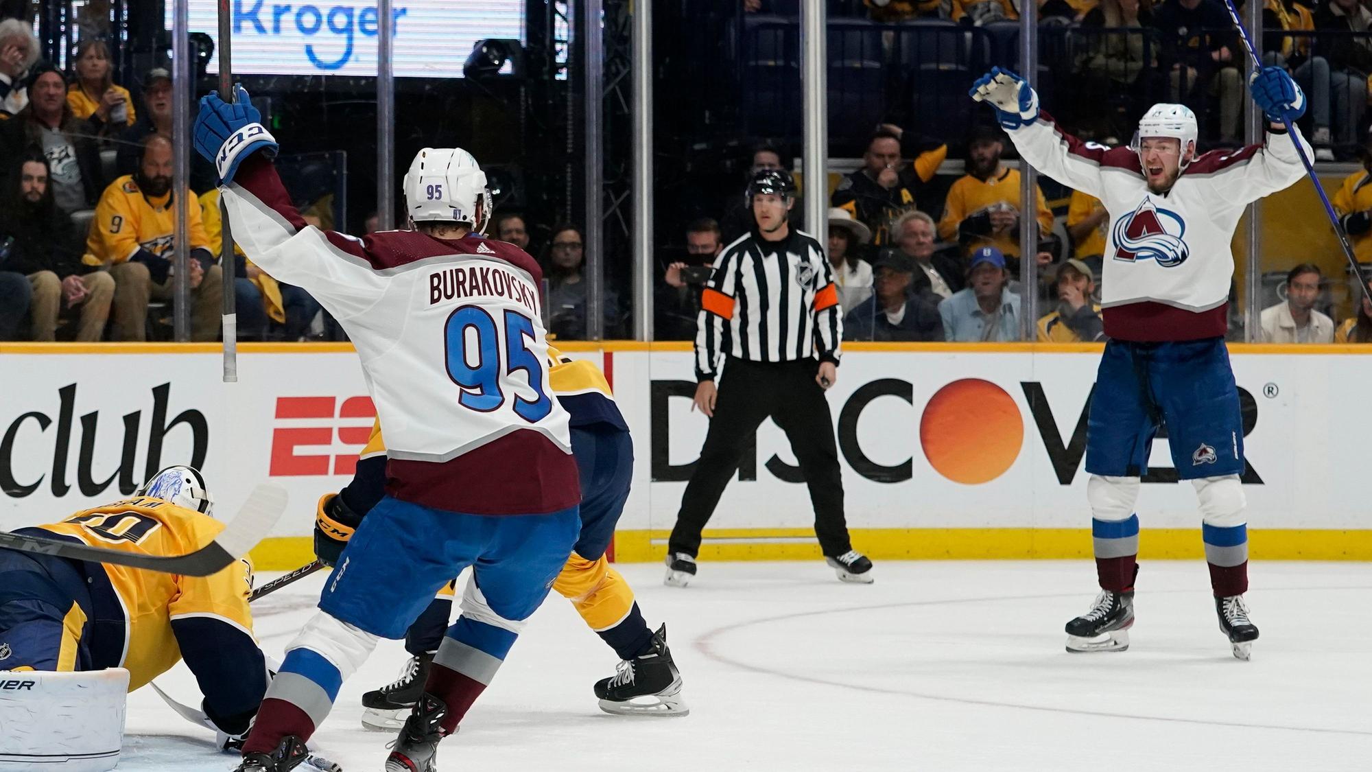 Andre Burakovsky feiert ein Tor von Valeri Nichushkin gegen die Nashville Predators während des dritten Drittels. Die Colorado Avalanche gewannen mit 5:3 und entschieden die Serie mit 4:0 für sich.