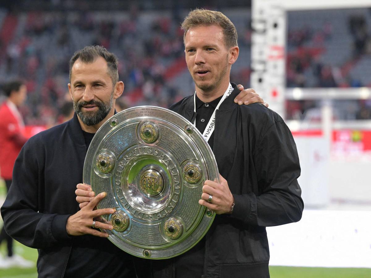 Bayern Münchens Trainer Julian Nagelsmann hält mit Sportvorstand Hasan Salihamidzic die Meisterschale.