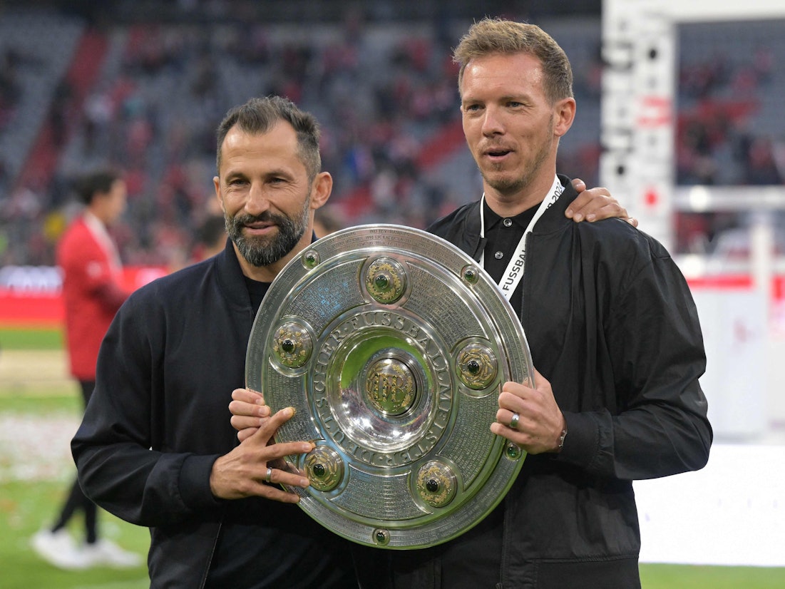 Bayern Münchens Trainer Julian Nagelsmann hält mit Sportvorstand Hasan Salihamidzic die Meisterschale.