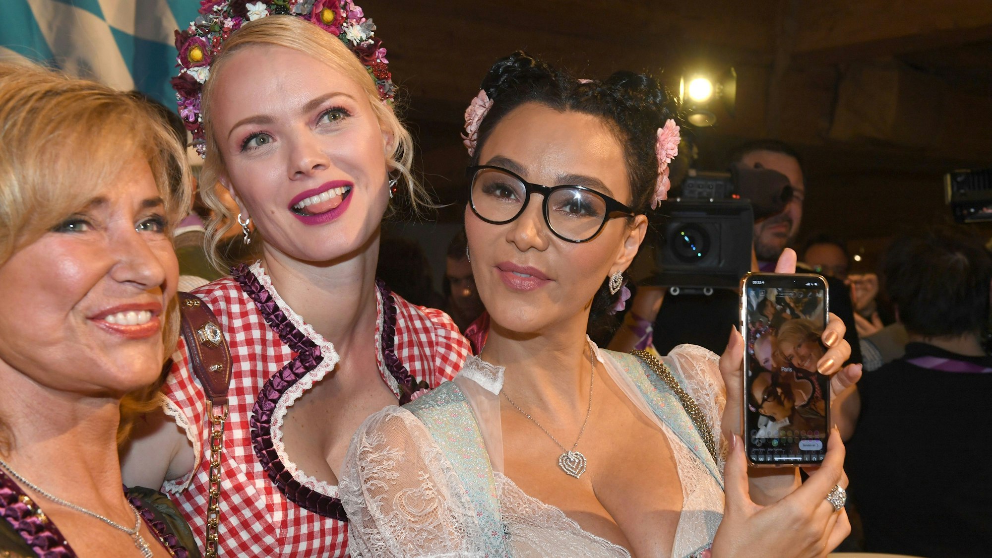 25.01.2019, Tirol, Going: Die Politikerin Dagmar Wöhrl (l-r), das Model Franziska Knuppe und die Moderatorin Verona Pooth feiern bei der Weißwurstparty im Stanglwirt. Nach dem heutigen Abfahrtslauf beim Hahnenkammrennen feiert die Prominenz auf der Weißwurstparty bis tief in die Nacht.