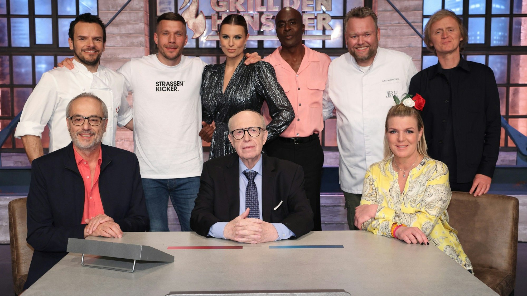 Grill den Henssler: V.l.: Steffen Henssler, Christian Rach, Lukas Podolski, Laura Wontorra, Reiner Calmund, Bruce Darnell, Sascha Stemberg, Mirja Boes, Pierre M. Krause.