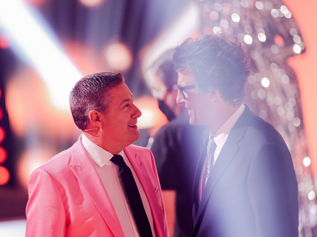 Daniel Hartwich, Moderator, und Joachim Llambi (l), Jurymitglied, stehen in der RTL-Tanzshow „Let's Dance“ im Coloneum.