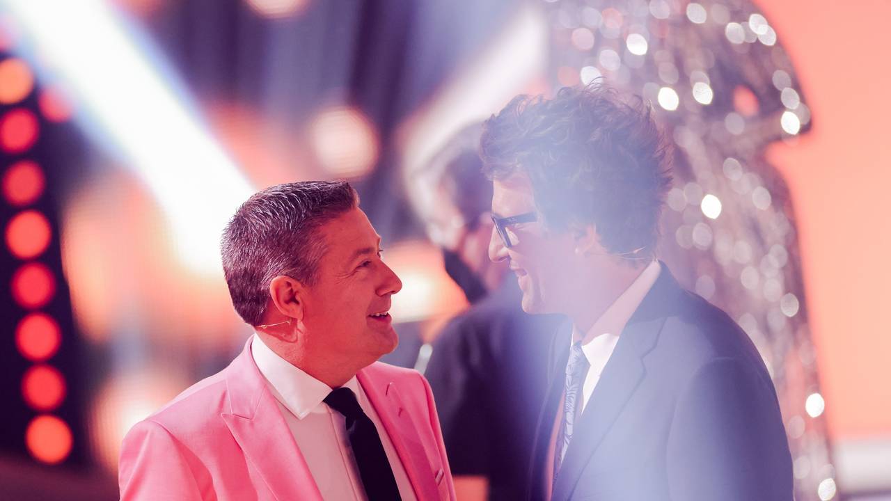 Daniel Hartwich, Moderator, und Joachim Llambi (l), Jurymitglied, stehen in der RTL-Tanzshow „Let's Dance“ im Coloneum.