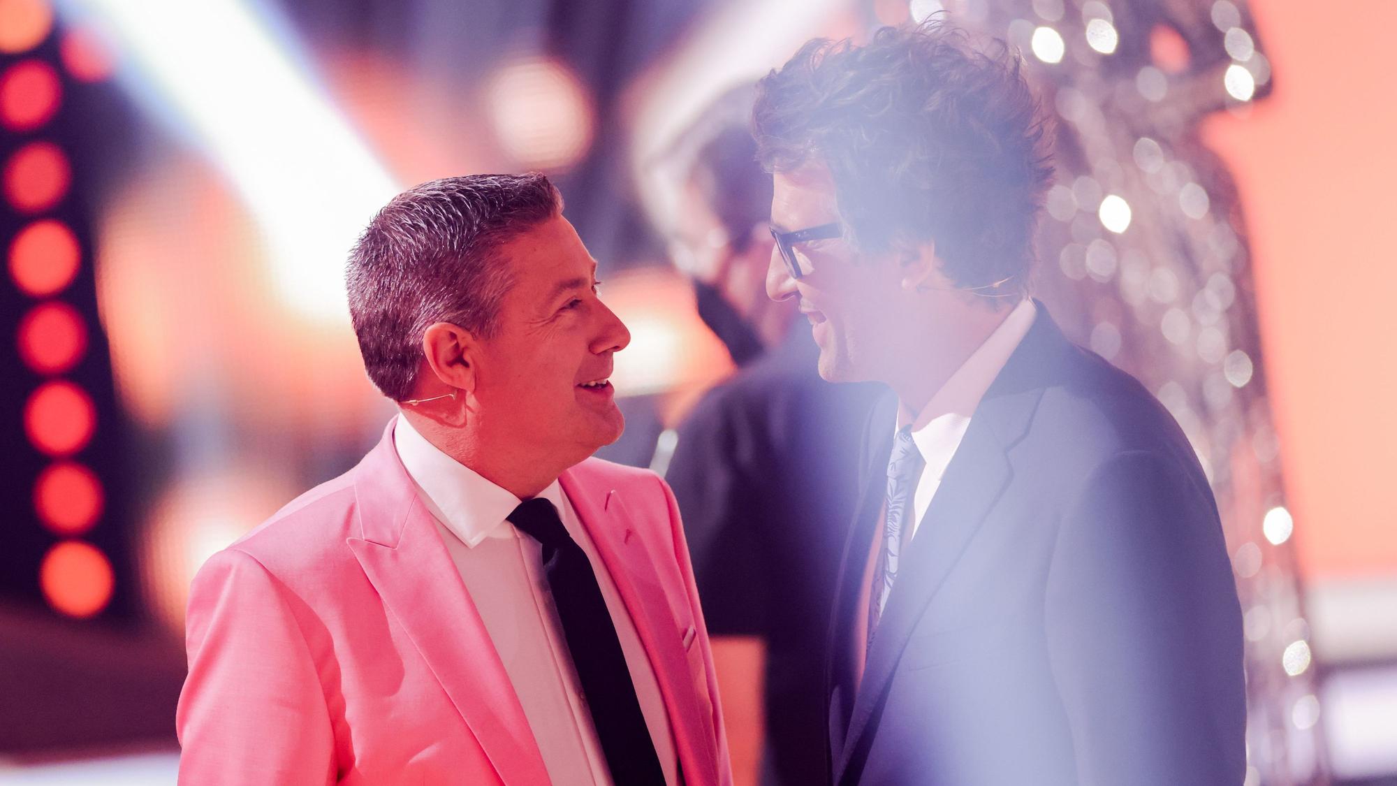 Daniel Hartwich, Moderator, und Joachim Llambi (l), Jurymitglied, stehen in der RTL-Tanzshow „Let's Dance“ im Coloneum.