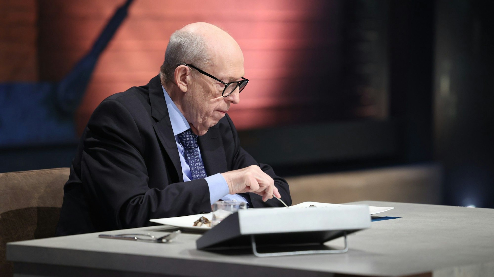 „Grill den Henssler“-Jurymitglied Reiner Calmund glaubt nicht an Lukas Podolskis Kochkünste.