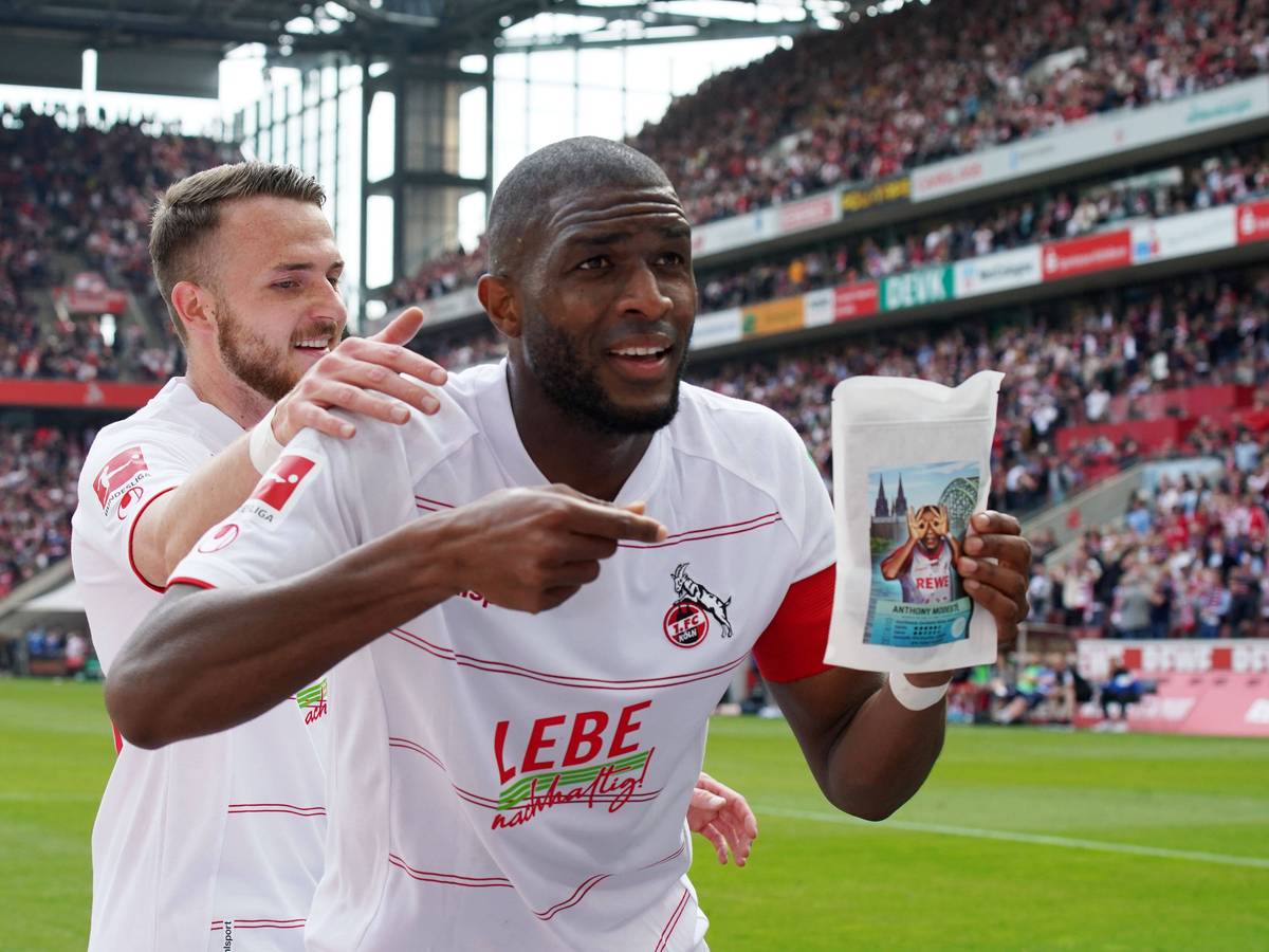 Anthony Modeste macht beim Jubel zum 2:1 gegen Arminia Bielefeld Werbung für seinen Kaffee (23. April 2022).