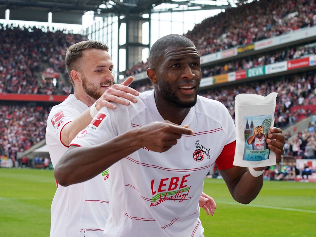 Anthony Modeste macht beim Jubel zum 2:1 gegen Arminia Bielefeld Werbung für seinen Kaffee (23. April 2022).