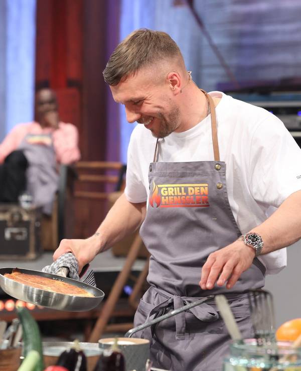 Promi-Koch Lukas Podolski kocht bei „Grill den Henssler“.