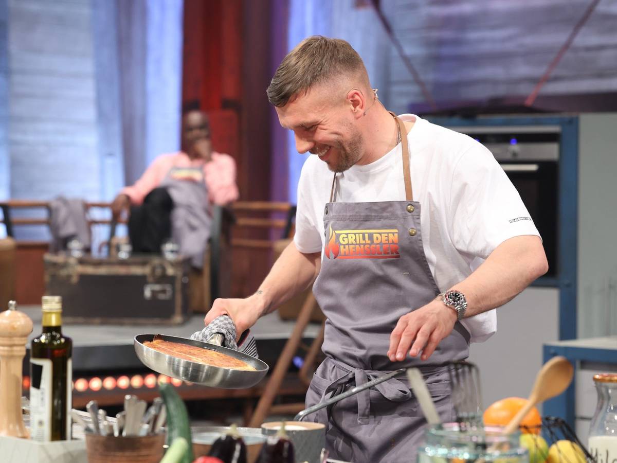 Promi-Koch Lukas Podolski kocht bei „Grill den Henssler“.