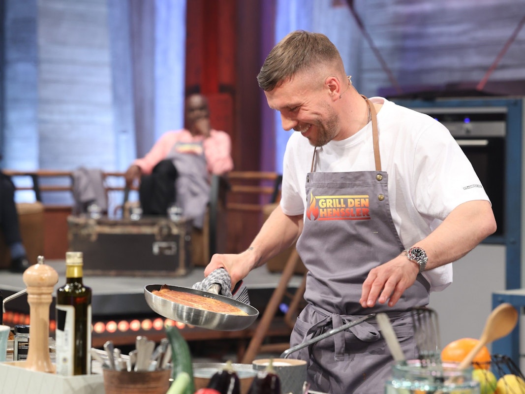 Promi-Koch Lukas Podolski kocht bei „Grill den Henssler“.