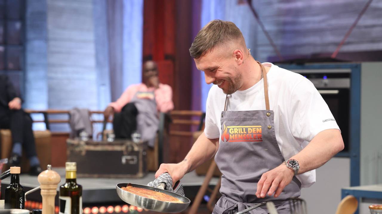 Promi-Koch Lukas Podolski kocht bei „Grill den Henssler“.