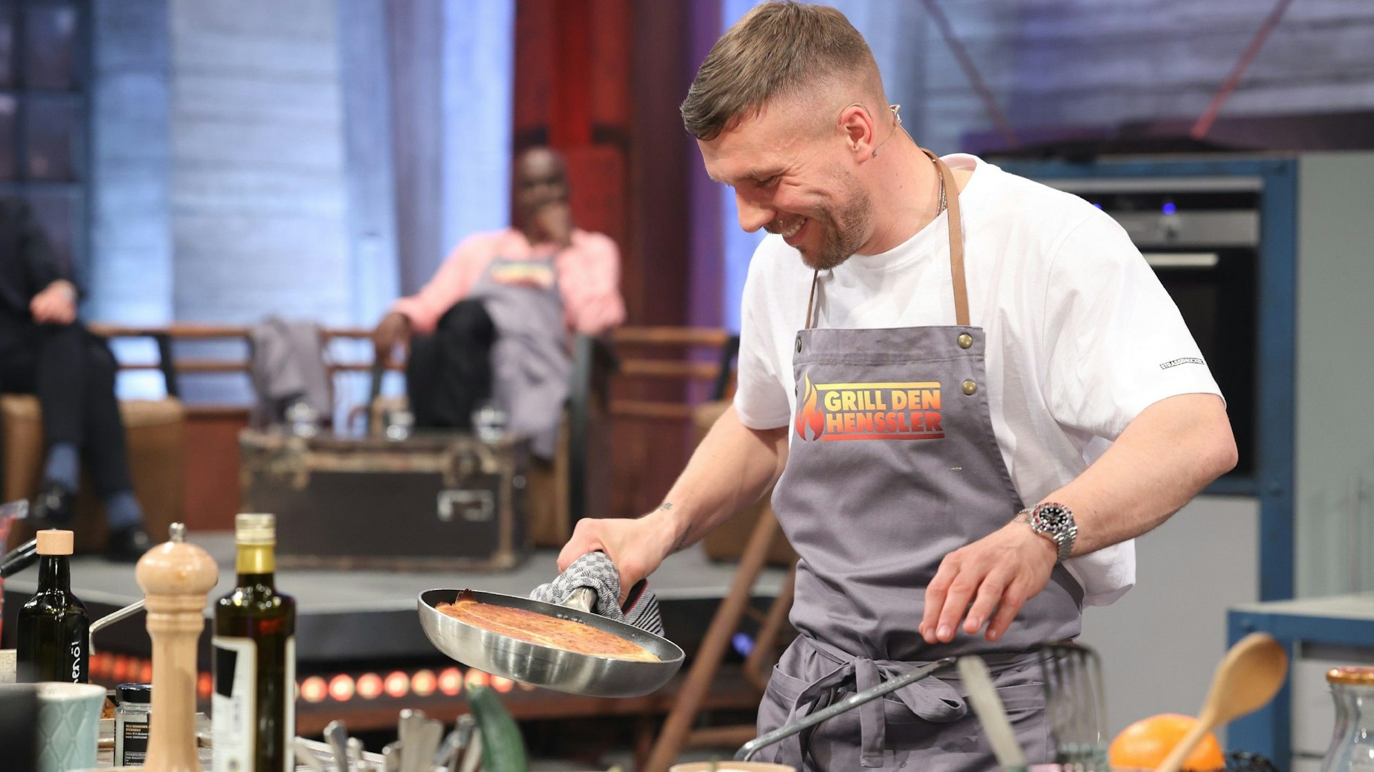 Promi-Koch Lukas Podolski kocht bei „Grill den Henssler“.
