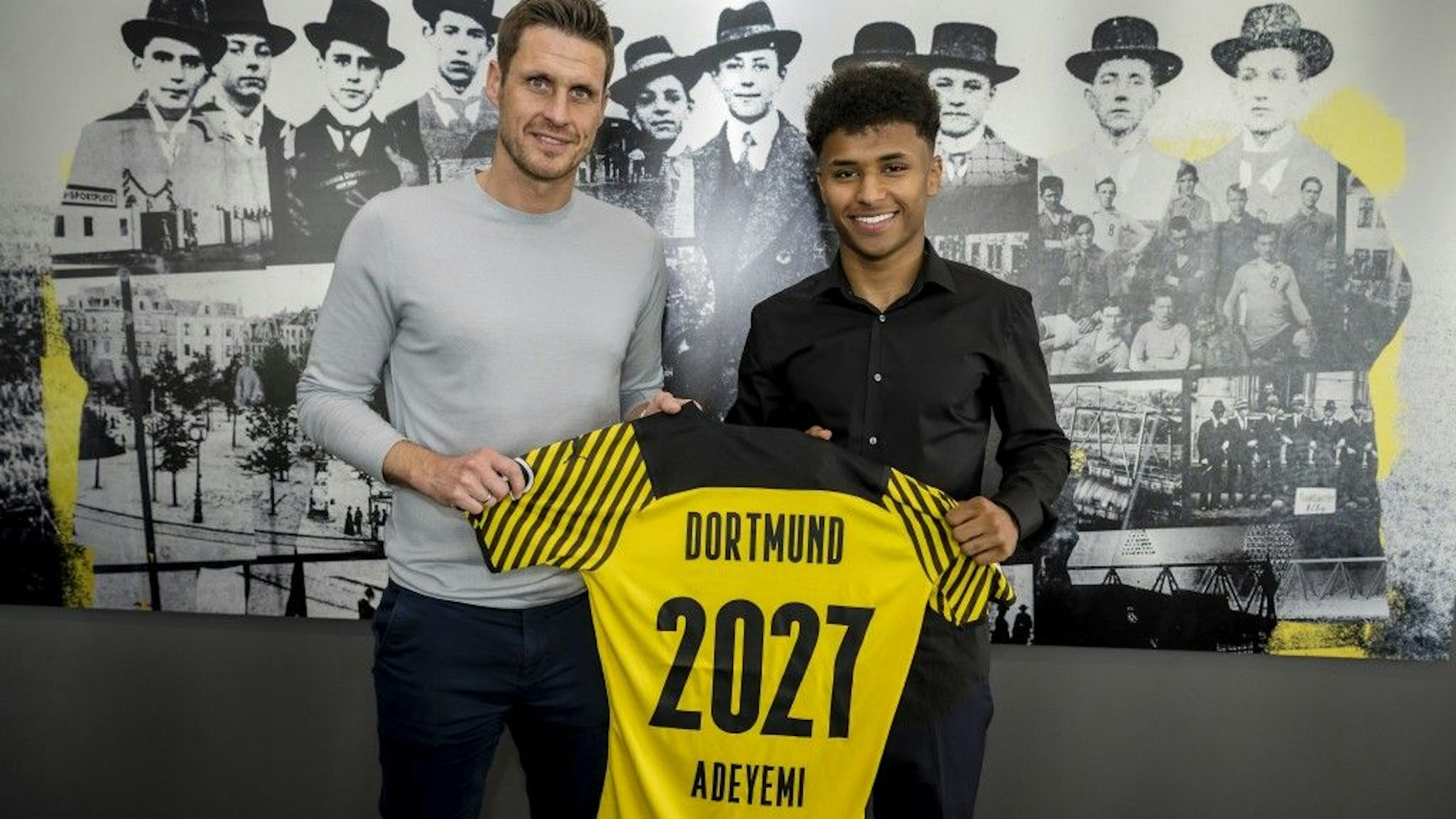 Karim Adeyemi mit Sebastian Kehl bei seiner Vorstellung bei Borussia Dortmund.