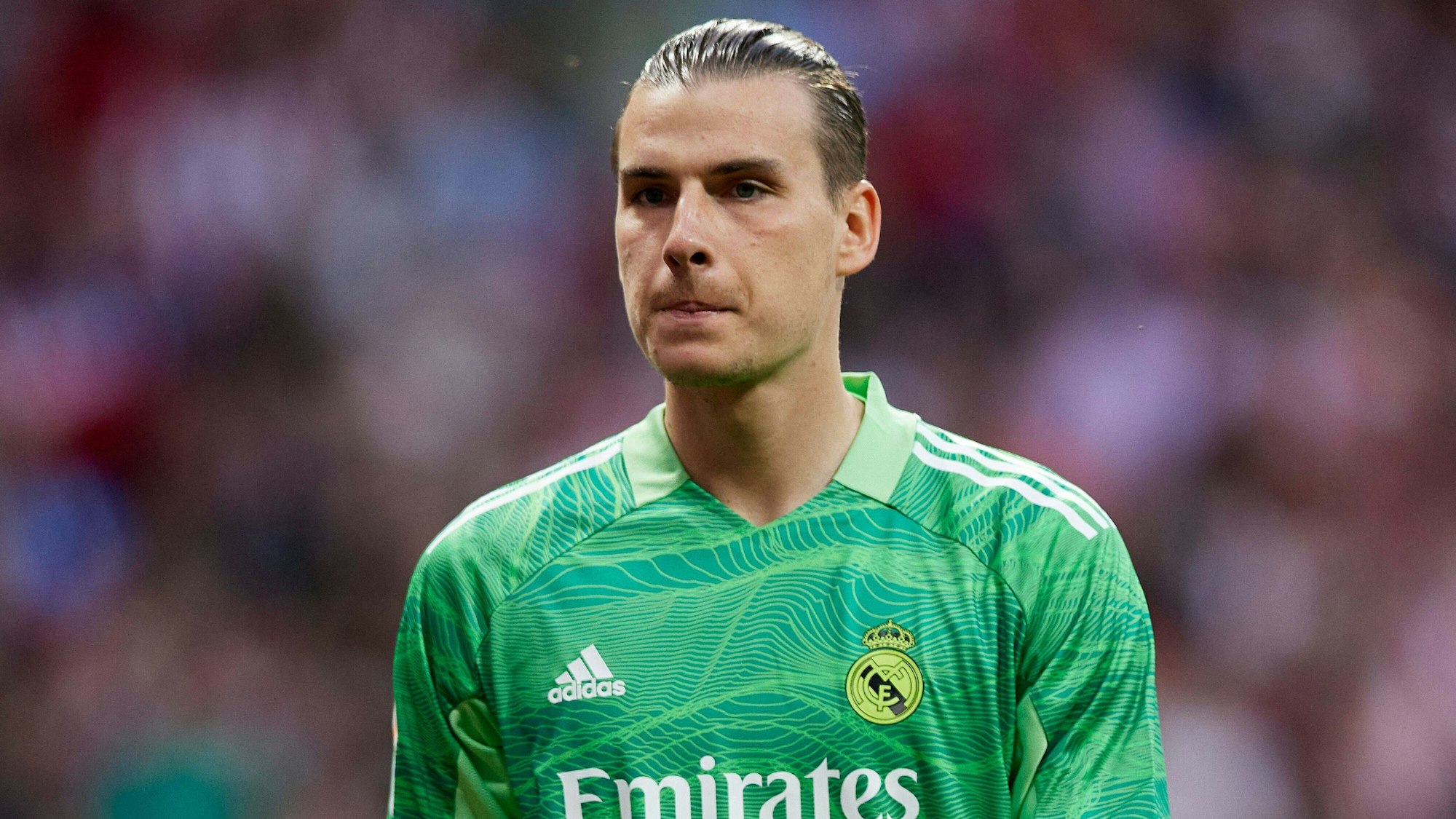 Andriy Lunin steht im Spiel von Real Madrid bei Lokalrivale Atlético auf dem Rasen