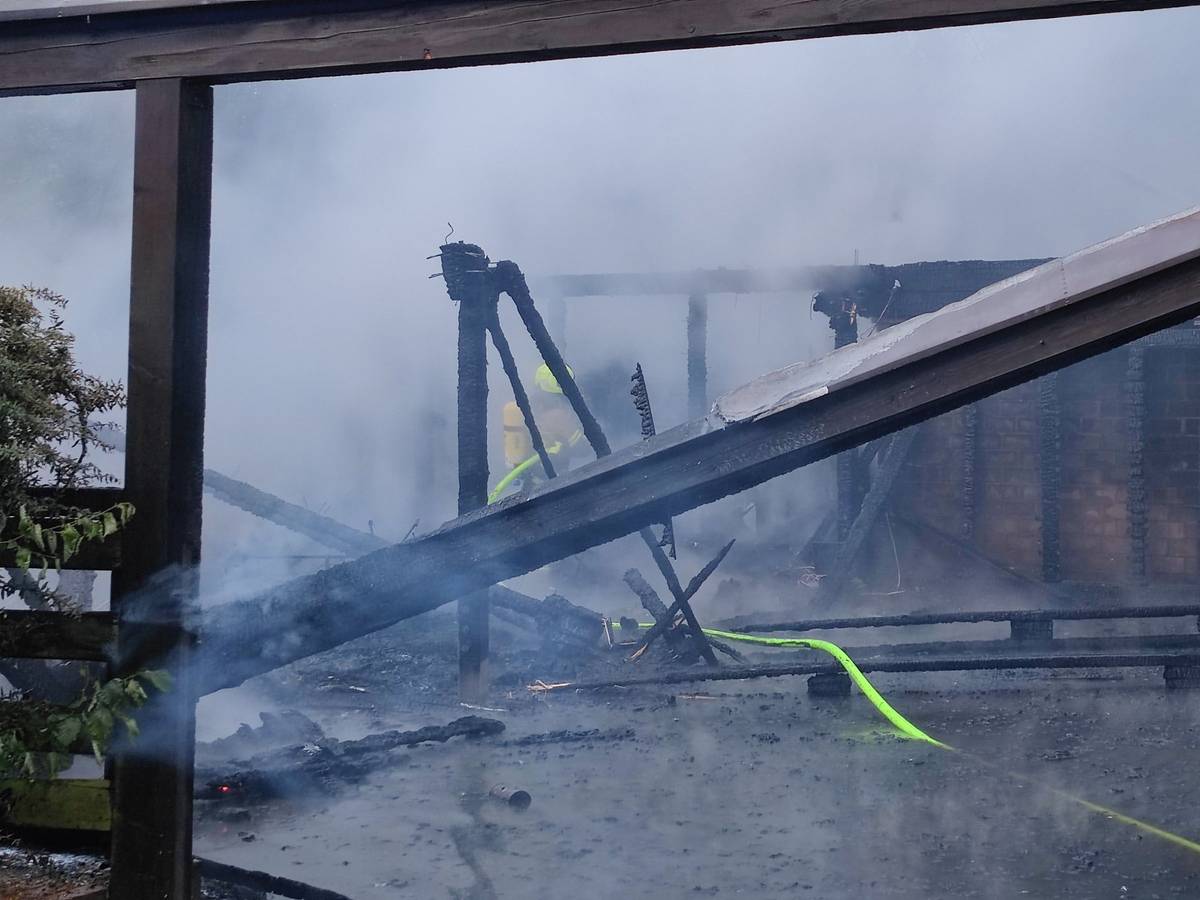 Ein Schuppen in Köln-Merheim wurde am 10. Mai 2022 durch das Feuer zerstört.