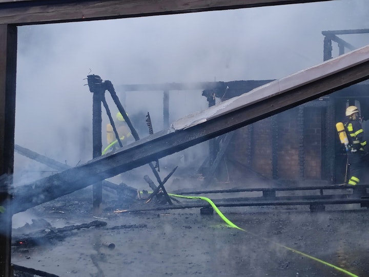 Ein Schuppen in Köln-Merheim wurde am 10. Mai 2022 durch das Feuer zerstört.