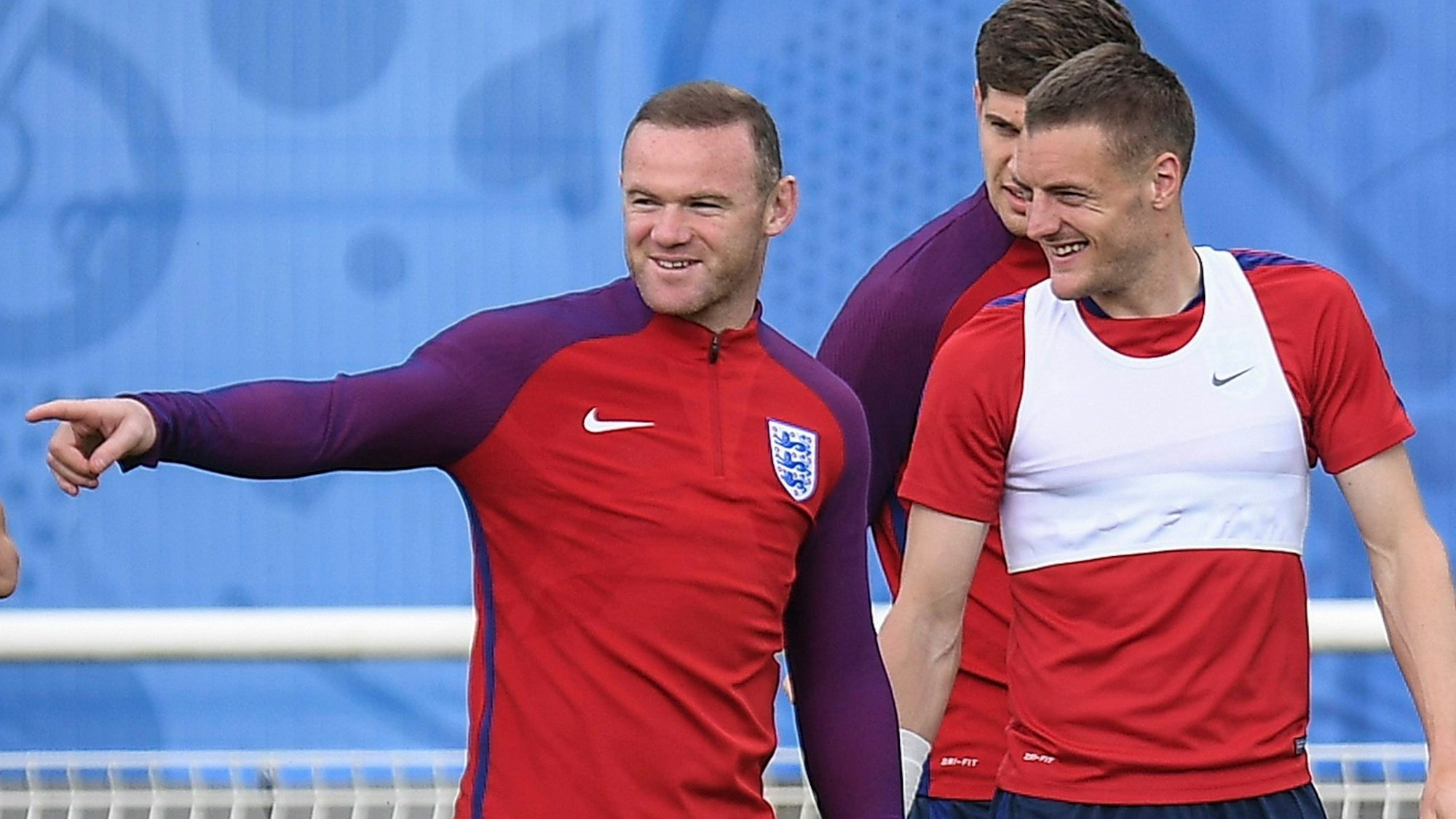 Wayne Rooney zeigt Jamie Vardy etwas.