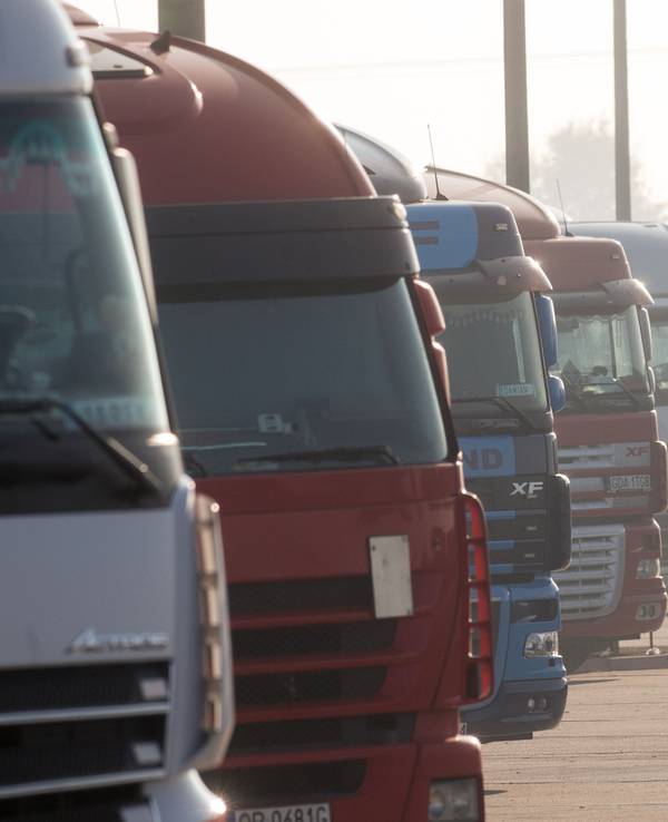 Lastwagen stehen am 10. Oktober 2018 dicht an dicht auf einem Rastplatz an der Bundesautobahn A2.