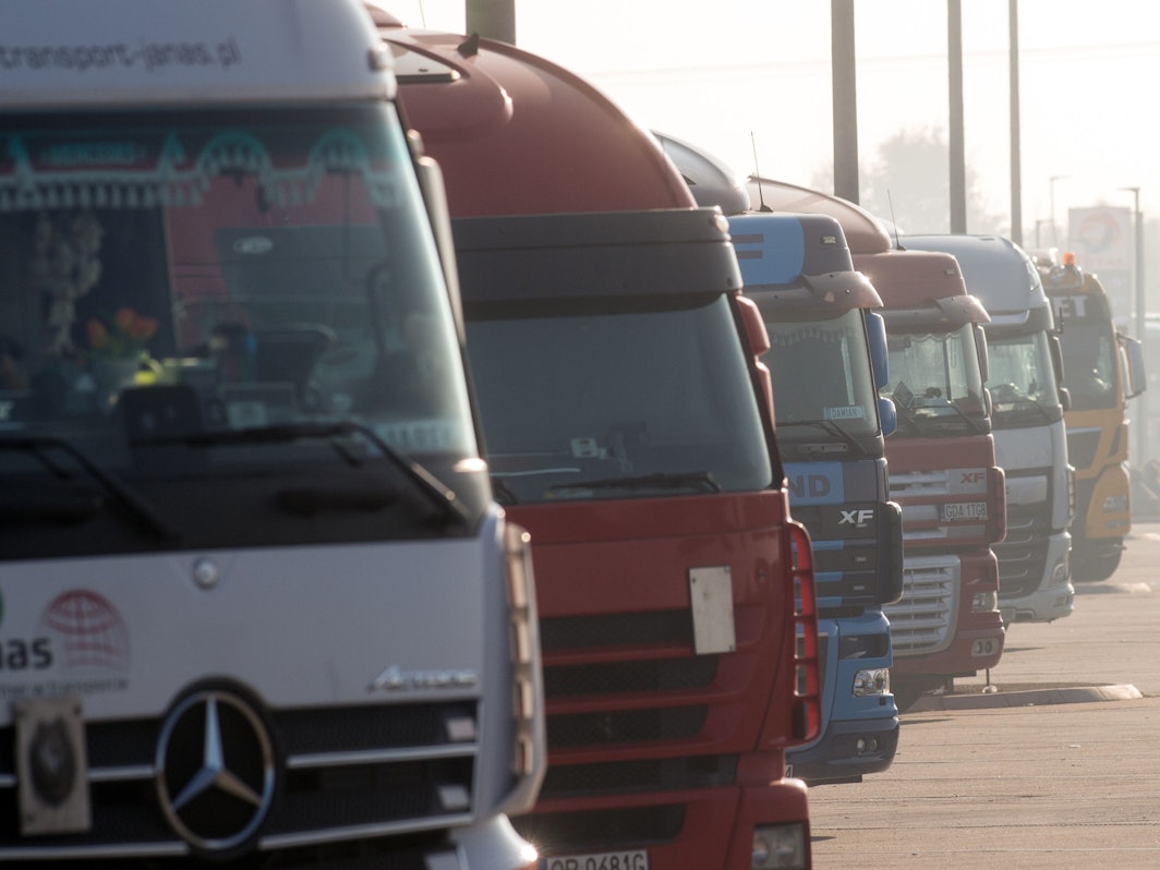 Lastwagen stehen am 10. Oktober 2018 dicht an dicht auf einem Rastplatz an der Bundesautobahn A2.