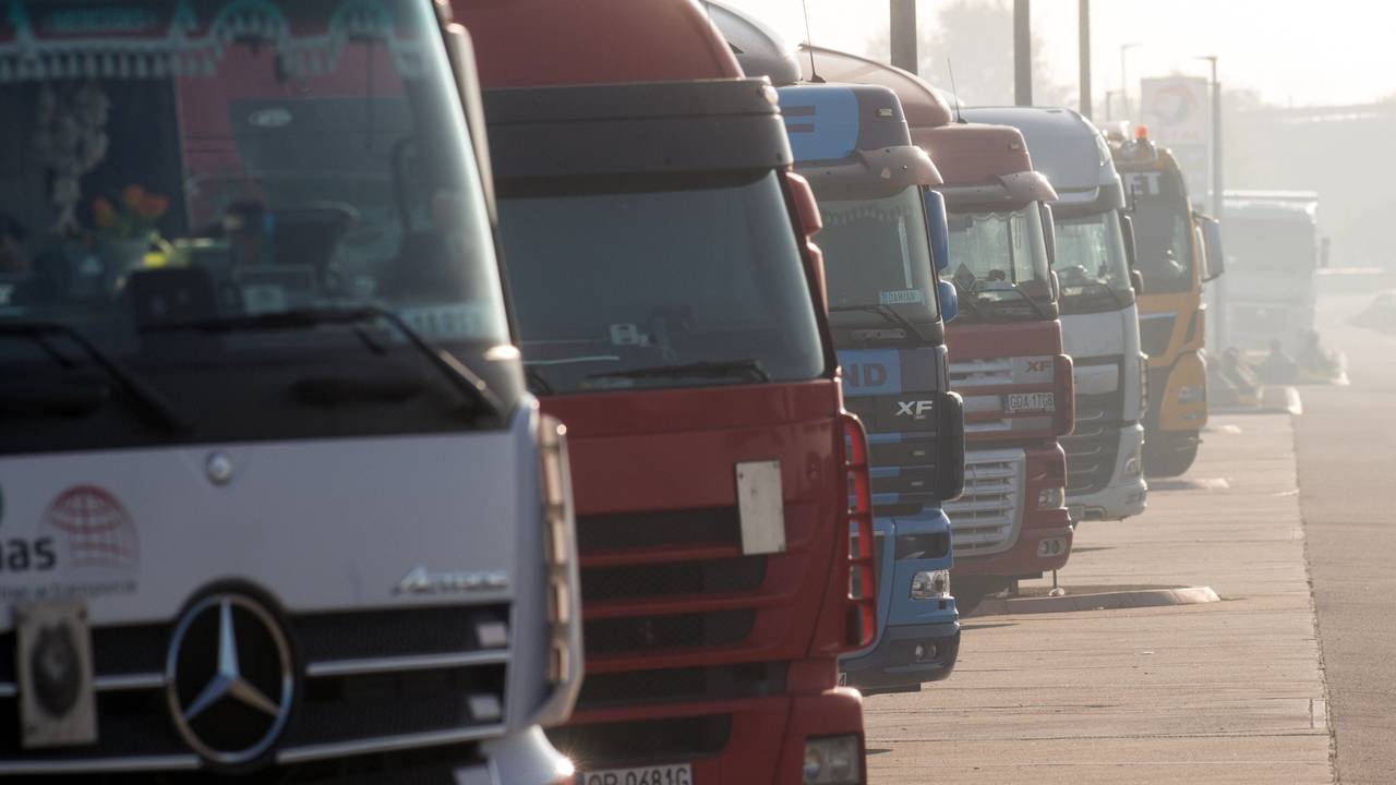 Lastwagen stehen am 10. Oktober 2018 dicht an dicht auf einem Rastplatz an der Bundesautobahn A2.