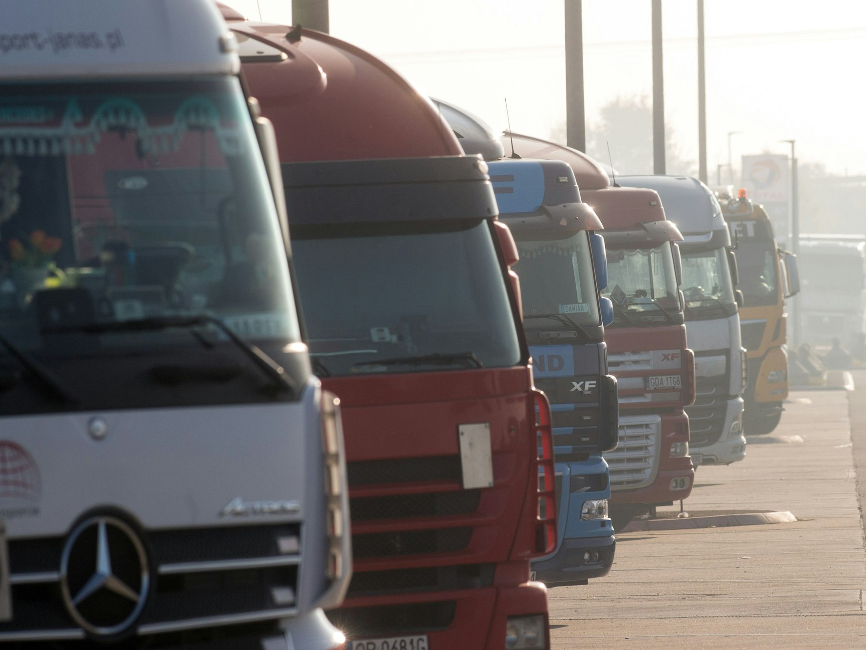 Lastwagen stehen am 10. Oktober 2018 dicht an dicht auf einem Rastplatz an der Bundesautobahn A2.