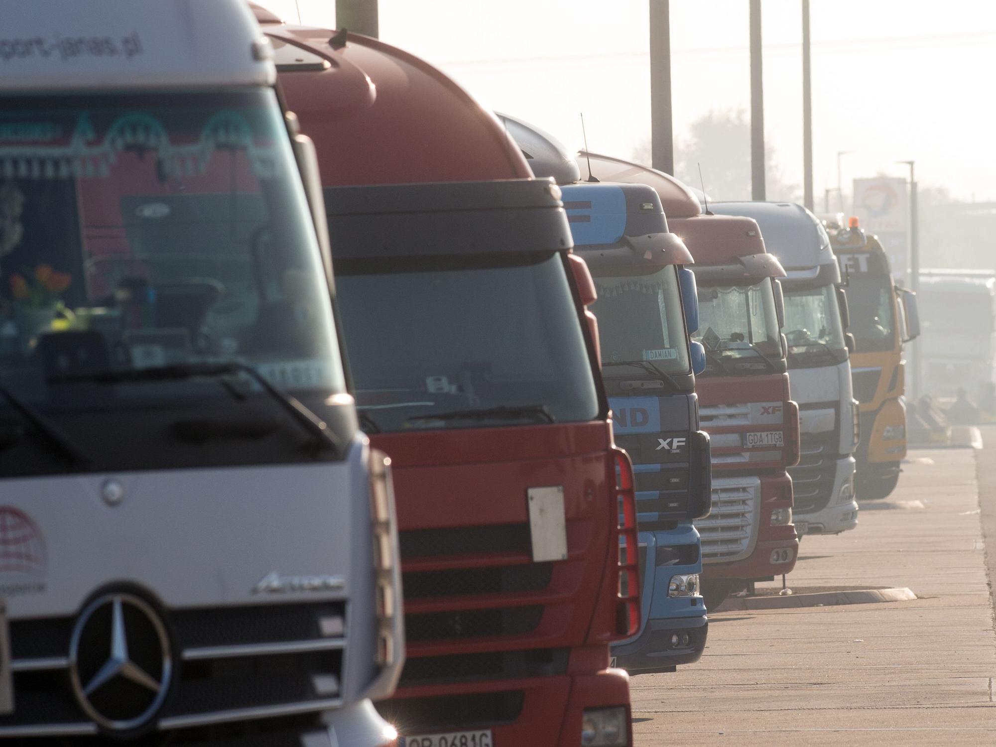 Lastwagen stehen am 10. Oktober 2018 dicht an dicht auf einem Rastplatz an der Bundesautobahn A2.