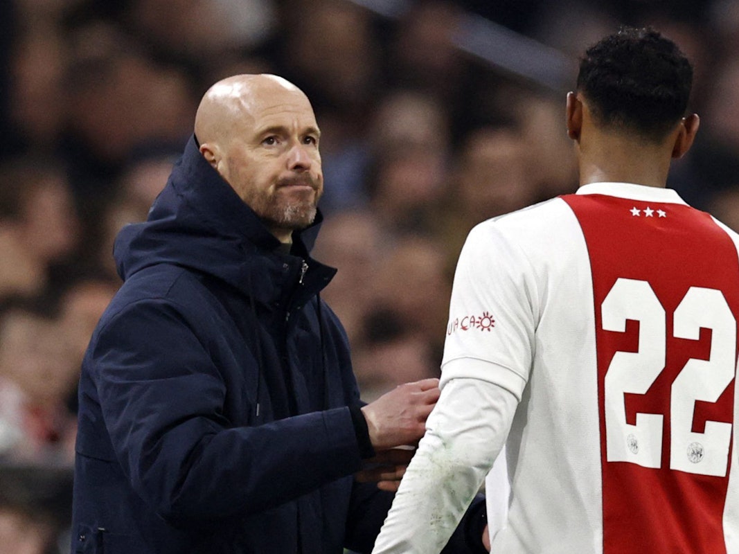 Ajax Amsterdams Sebastien Haller schüttelt seinem Trainer Erik ten Hag die Hand. Ist der Ex-Frankfurter der benötigte Haaland-Ersatz für Borussia Dortmund?