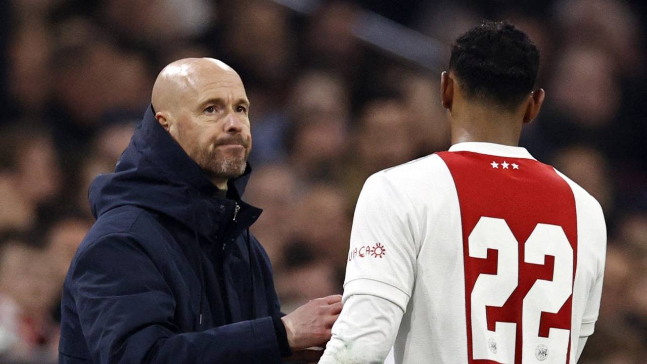 Ajax Amsterdams Sebastien Haller schüttelt seinem Trainer Erik ten Hag die Hand. Ist der Ex-Frankfurter der benötigte Haaland-Ersatz für Borussia Dortmund?