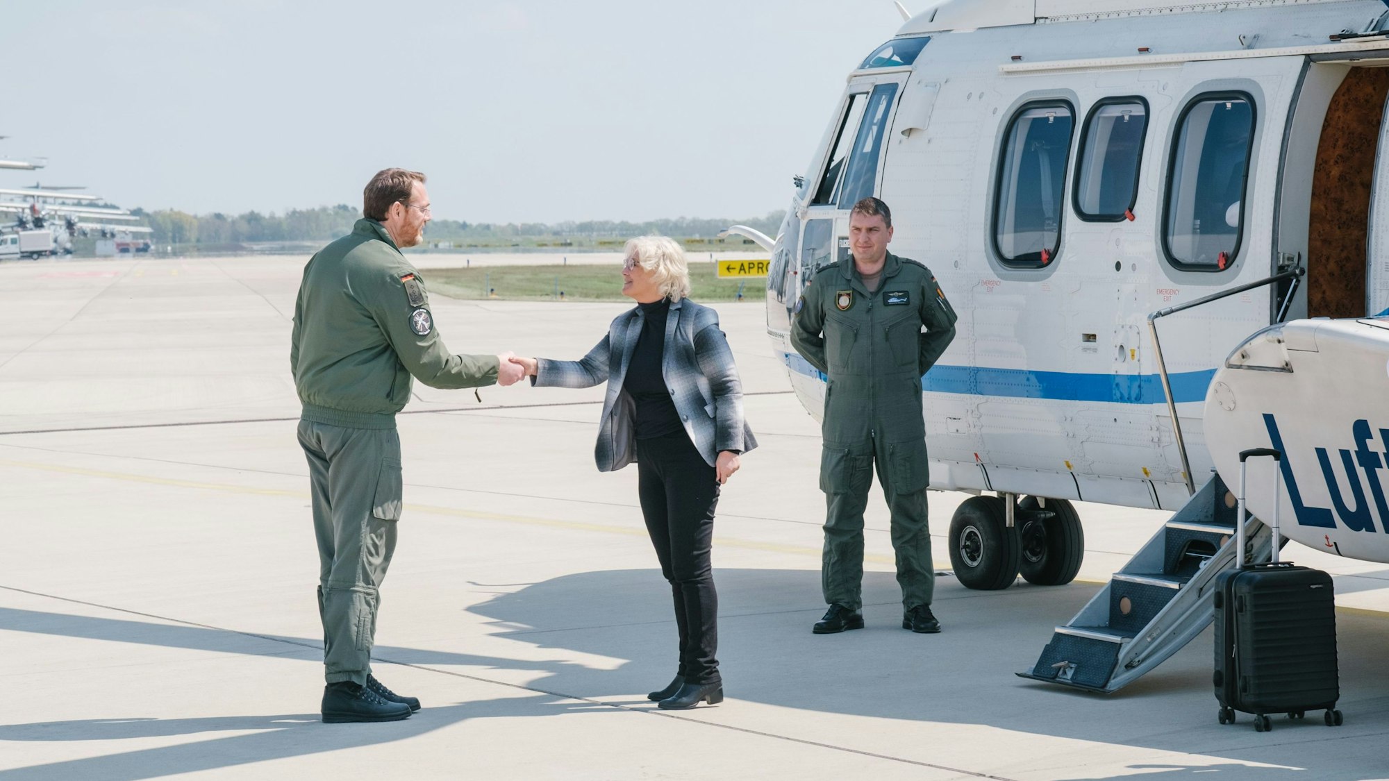 Bundesverteidigungsministerin Christine Lambrecht (M r, SPD) begrüßt beim Besuch vom Lufttransportgeschwader 62 im niedersächsischen Wunstorf Oberst Christian John (M l).