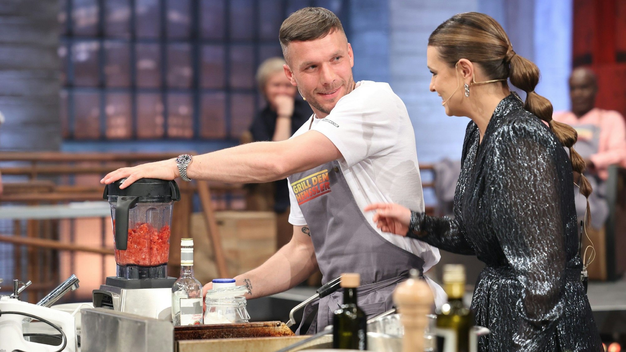 „Grill den Henssler“-Promi-Koch Lukas Podolski steht in der Küche unter Strom.