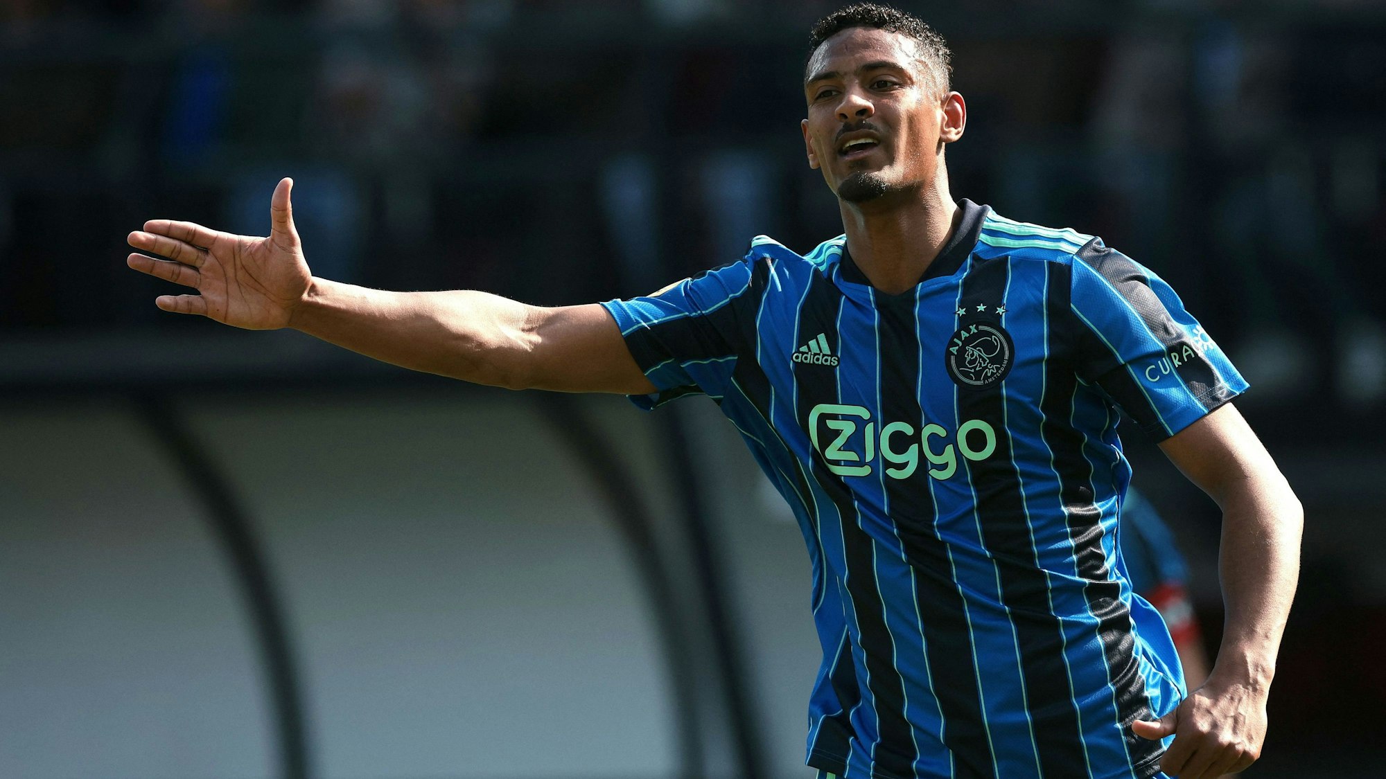 Sebastien Haller streckt beim Jubel im Spiel für Ajax Amsterdam den Arm aus