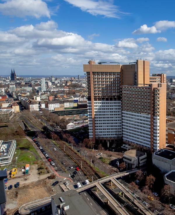 Blick aus der Luft auf das Justizzentrum Köln mit dem Amtsgericht und dem Landgericht.