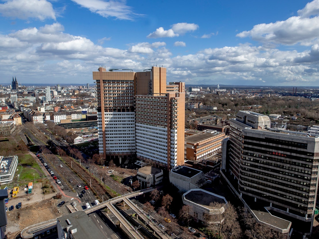 Blick aus der Luft auf das Justizzentrum Köln mit dem Amtsgericht und dem Landgericht.