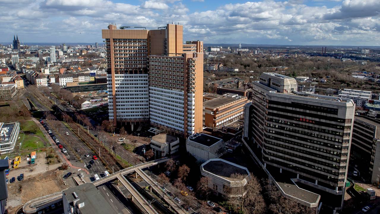 Blick aus der Luft auf das Justizzentrum Köln mit dem Amtsgericht und dem Landgericht.