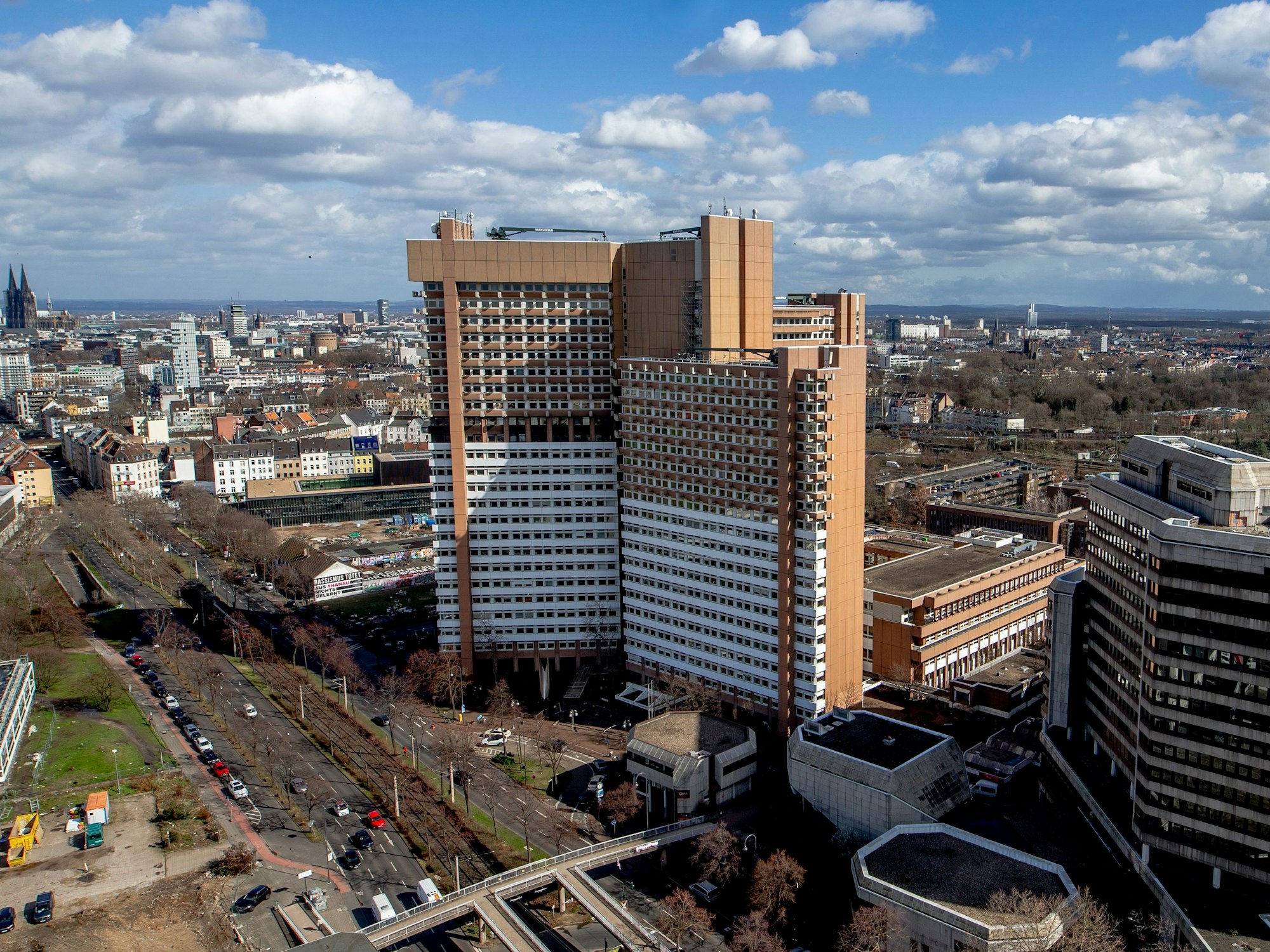 Blick aus der Luft auf das Justizzentrum Köln mit dem Amtsgericht und dem Landgericht.