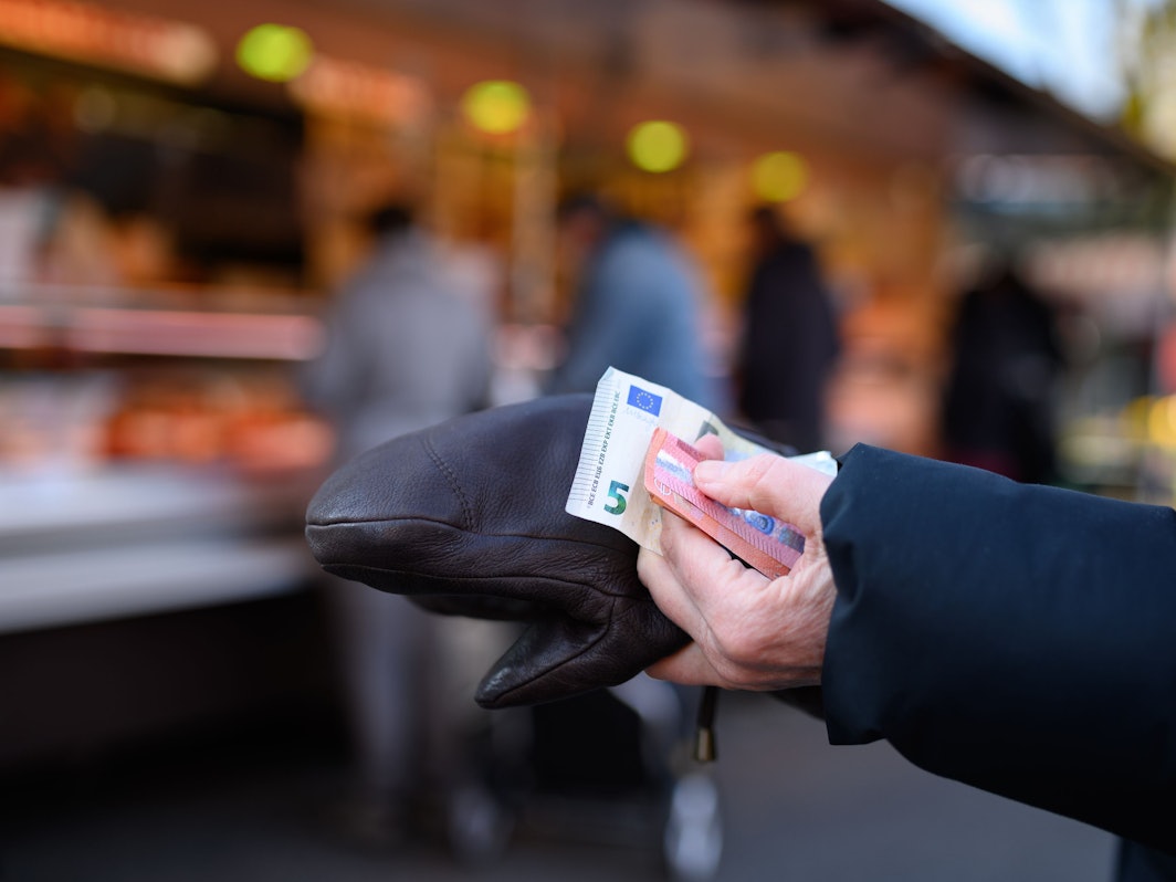 Eine Frau steht am 5. März 2022 an einem Stand an und hält das Bargeld für ihren Einkauf in der Hand bereit.